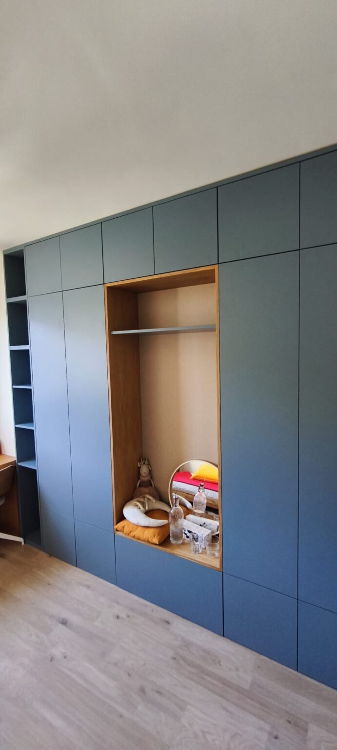 Conjunto de mesa y bancos de madera para comedor.