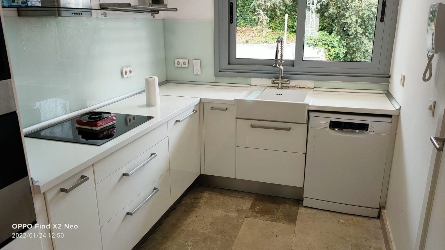 Detalle de muebles de cocina con acabados en madera natural.
